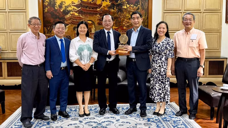 Hội Hữu nghị Việt Nam-Thái Lan tặng quà lưu niệm Đại sứ quán Việt Nam tại Thái Lan. Hội Hữu nghị Việt Nam-Thái Lan tặng quà lưu niệm Đại sứ quán Việt Nam tại Thái Lan.