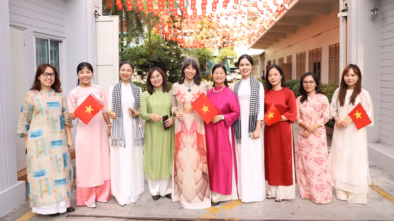 Mọi người hân hoan với ngày vui trong ngày lễ kỷ niệm.