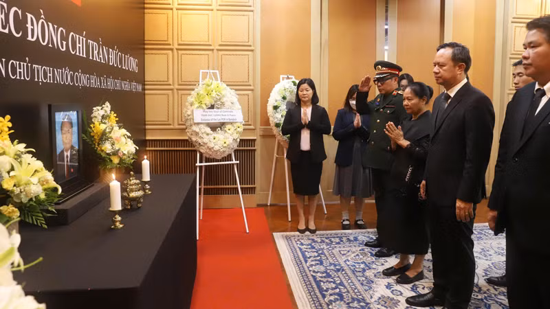 Đại diện Đại sứ quán Lào tại Thái Lan viếng nguyên Chủ tịch nước Trần Đức Lương. Đại diện Đại sứ quán Lào tại Thái Lan viếng nguyên Chủ tịch nước Trần Đức Lương.
