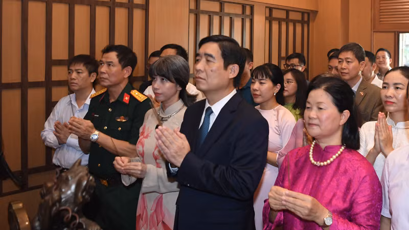 Đại sứ, cán bộ, nhân viên Đại sứ quán dâng hương tưởng niệm Chủ tịch Hồ Chí Minh và các anh hùng, liệt sĩ.