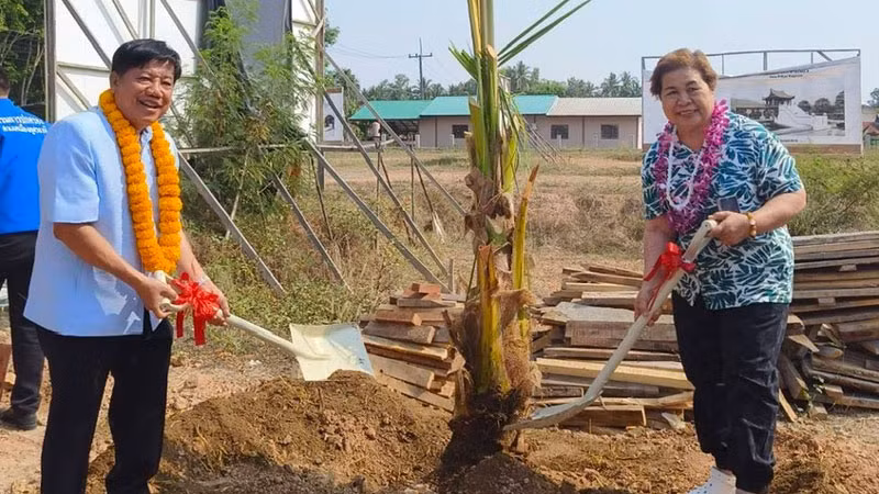 Ông Phạm Đức Dậu (bên trái) trồng cây dừa chung quanh nơi xây Nhà sàn Bác Hồ. (Ảnh: CTV) Ông Phạm Đức Dậu (bên trái) trồng cây dừa chung quanh nơi xây Nhà sàn Bác Hồ. (Ảnh: CTV)