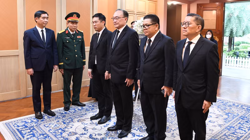 Đại diện Tập đoàn CP đến viếng nguyên Chủ tịch nước Trần Đức Lương.