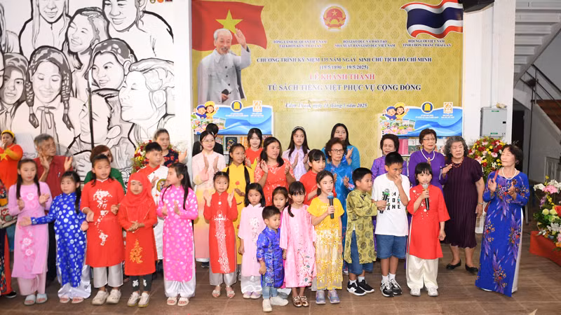 Giáo viên và học sinh của Trường tiếng Việt tiểu học Khánh An biểu diễn tiết mục văn nghệ Giáo viên và học sinh của Trường tiếng Việt tiểu học Khánh An biểu diễn tiết mục văn nghệ