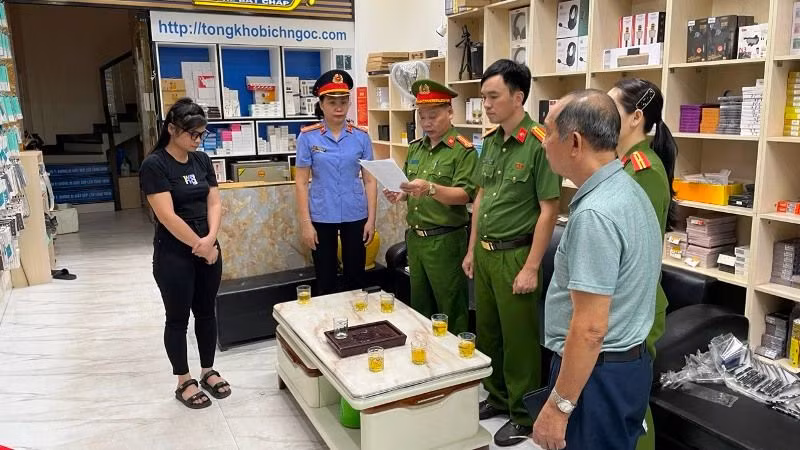 Cơ quan Công an công bố quyết định khám xét tại cơ sở kinh doanh của Hoàng Văn Cường.