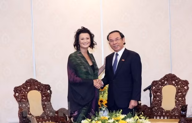 Bí thư Thành ủy Thành phố Hồ Chí Minh Nguyễn Văn Nên và Chủ tịch Thượng viện Vương quốc Bỉ Stephnie D’Hose tại buổi tiếp. (Ảnh: Xuân Khu/TTXVN)