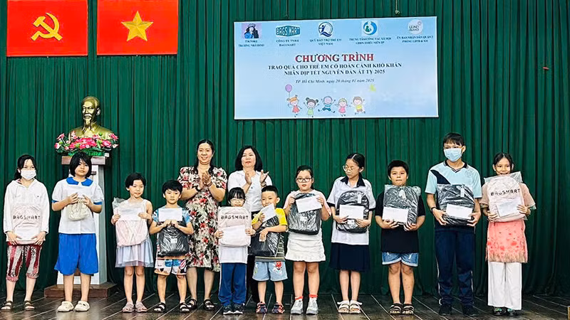 Trung tâm Công tác xã hội-Giáo dục dạy nghề thiếu niên Thành phố, Sở Lao động-Thương binh và Xã hội Thành phố Hồ Chí Minh, tặng quà cho trẻ em có hoàn cảnh đặc biệt, khó khăn nhân dịp Tết Nguyên đán Ất Tỵ 2025. (Ảnh: NFVC)