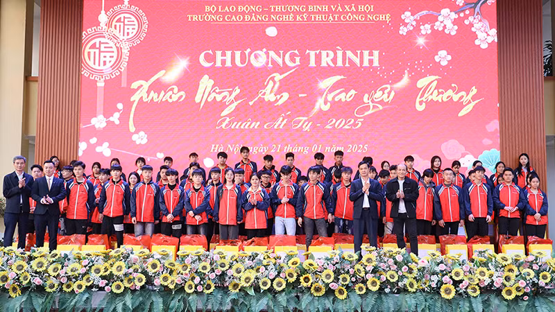 Ngày 21/1/2025, Trường Cao đẳng nghề Kỹ thuật công nghệ (Bộ Lao động-Thương binh và Xã hội) tổ chức trao quà Tết tới các học sinh,sinh viên có hoàn cảnh khó khăn. (Ảnh: Molisa) Ngày 21/1/2025, Trường Cao đẳng nghề Kỹ thuật công nghệ (Bộ Lao động-Thương binh và Xã hội) tổ chức trao quà Tết tới các học sinh,sinh viên có hoàn cảnh khó khăn. (Ảnh: Molisa)