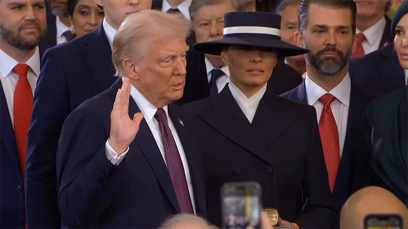 Ông Donald Trump tuyên thệ nhậm chức Tổng thống thứ 47 của Mỹ, ngày 20/1/2025. (Nguồn: Facebook Donald J. Trump)