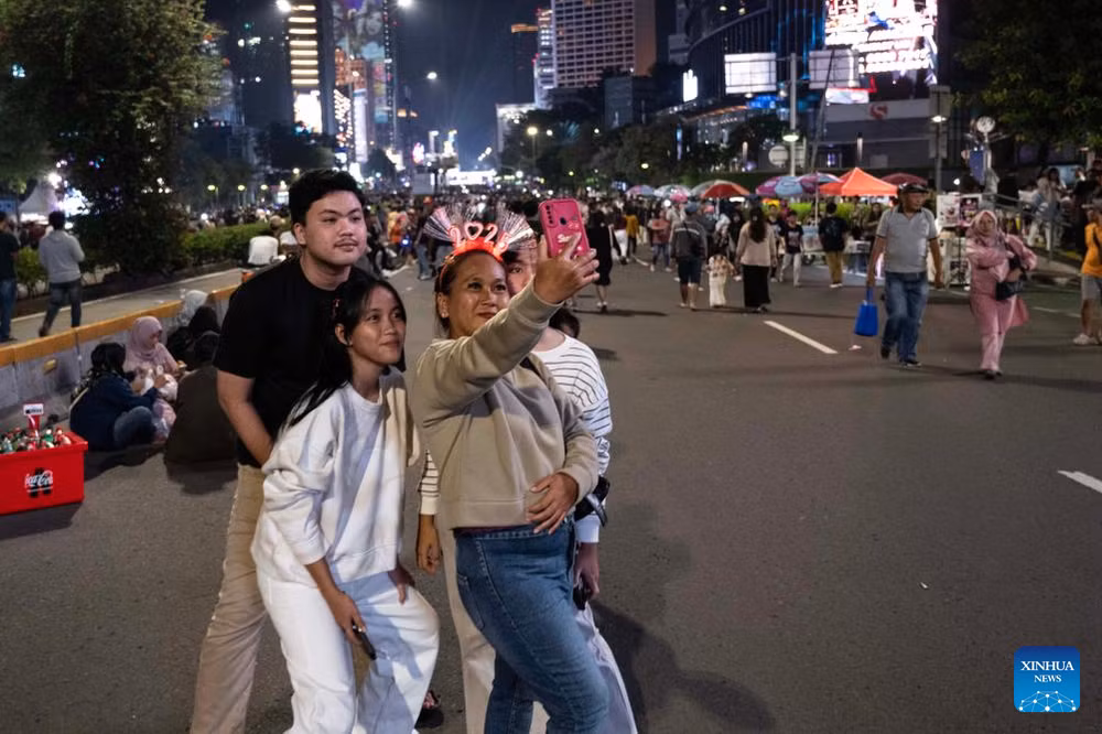 Cùng nhau ghi lại khoảnh khắc cuối cùng của năm 2024 tại Jakarta, Indonesia. (Ảnh: TÂN HOA XÃ)