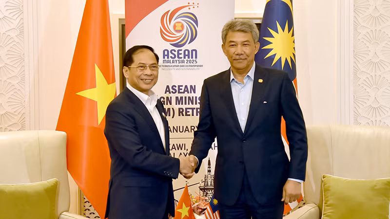 Phó Thủ tướng, Bộ trưởng Ngoại giao Bùi Thanh Sơn gặp Bộ trưởng Ngoại giao Malaysia Dato’ Seri Utama Haji Mohamad Bin Haji Hasan. Ảnh: Bộ Ngoại giao Việt Nam