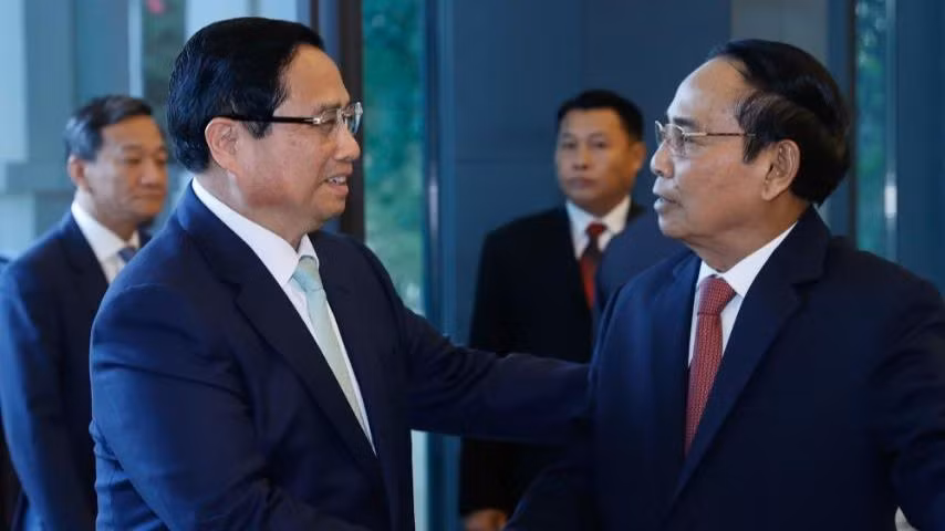 Thủ tướng Phạm Minh Chính và đồng chí Bounthong Chitmany, Thường trực Ban Bí thư, Phó Chủ tịch nước Lào. (Ảnh: NHẬT BẮC/VGP)