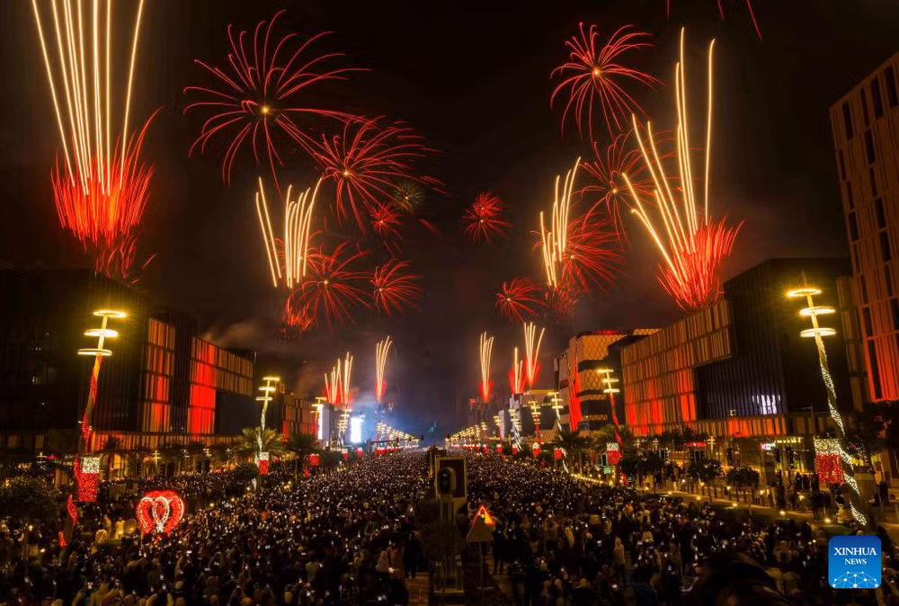 Hàng nghìn người tập trung tại trung tâm Doha, Qatar trong chương trình đón năm mới 2025.