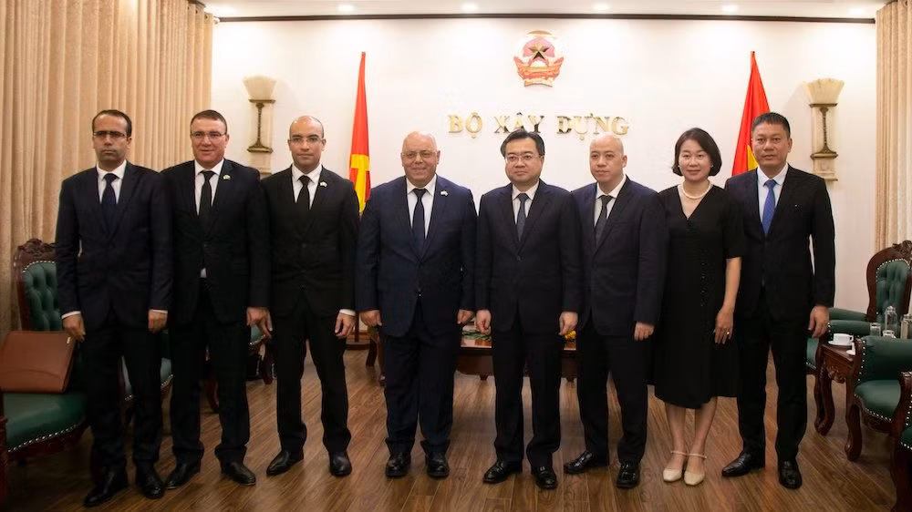 Bộ trưởng Nguyễn Thanh Nghị và Bộ trưởng Cựu chiến binh và Người có công Algeria Laid Rebigua chụp ảnh lưu niệm cùng các đại biểu. Bộ trưởng Nguyễn Thanh Nghị và Bộ trưởng Cựu chiến binh và Người có công Algeria Laid Rebigua chụp ảnh lưu niệm cùng các đại biểu.