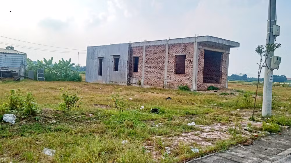 Nhiều lô đất bỏ hoang do chính quyền địa phương chậm phê duyệt danh sách các hộ đủ tiêu chuẩn, điều kiện đến khu tái định cư Tân Phú.