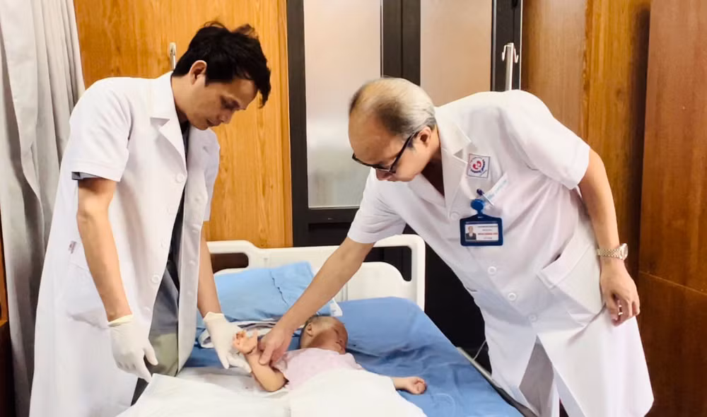 Trong suốt quá trình điều trị, cháu N.M.A. được các thầy thuốc Bệnh viện Trung ương Thái Nguyên chăm sóc tận tình.
