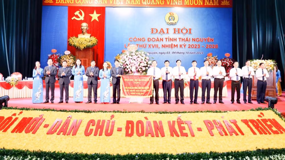 Tỉnh ủy, Hội đồng nhân dân, Ủy ban nhân dân tỉnh Thái Nguyên tặng Liên Đoàn lao động tỉnh bức trướng với nội dụng “Đổi mới, dân chủ, đoàn kết, phát triển”. Tỉnh ủy, Hội đồng nhân dân, Ủy ban nhân dân tỉnh Thái Nguyên tặng Liên Đoàn lao động tỉnh bức trướng với nội dụng “Đổi mới, dân chủ, đoàn kết, phát triển”.
