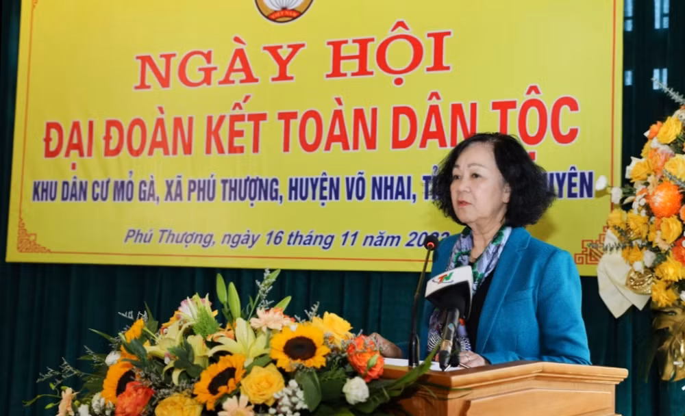Đồng chí Trương Thị Mai phát biểu ý kiến tại Ngày hội Đại đoàn kết toàn dân khu dân cư Mỏ Gà.