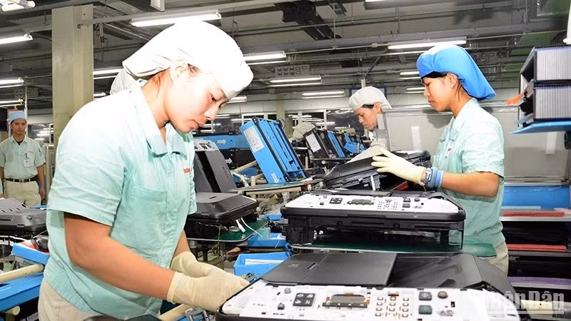 Sản xuất các sản phẩm điện tử tại Công ty TNHH Canon Việt Nam, Khu công nghiệp Thăng Long, Hà Nội. Ảnh: ĐĂNG ANH