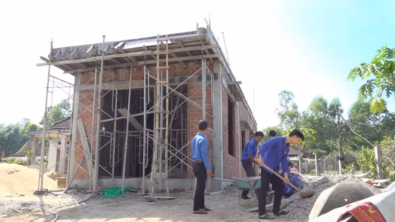 Các lực lượng xung kích ở địa phương luôn sẵn sàng hỗ trợ các hộ gia đình về nhân lực nhằm giảm chi phí xây dựng nhà mới.