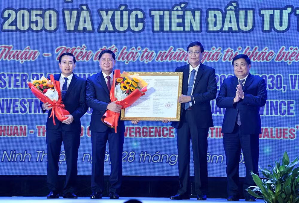 Bộ trưởng Kế hoạch và Đầu tư Nguyễn Chí Dũng trao Quyết định của Thủ tướng Chính phủ phê duyệt Quy hoạch cho lãnh đạo tỉnh Ninh Thuận.