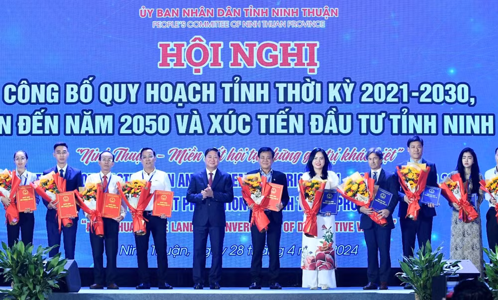 Lãnh đạo tỉnh Ninh Thuận trao Quyết định chủ trương, giấy chứng nhận đầu tư, thỏa thuận hợp tác cho các nhà đầu tư, doanh nghiệp tại Hội nghị.