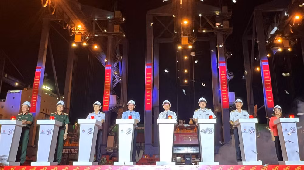 Lãnh đạo Thành phố Hồ Chí Minh, bộ, ngành nhấn nút phát lệnh làm hàng đầu Xuân Giáp Thìn 2024