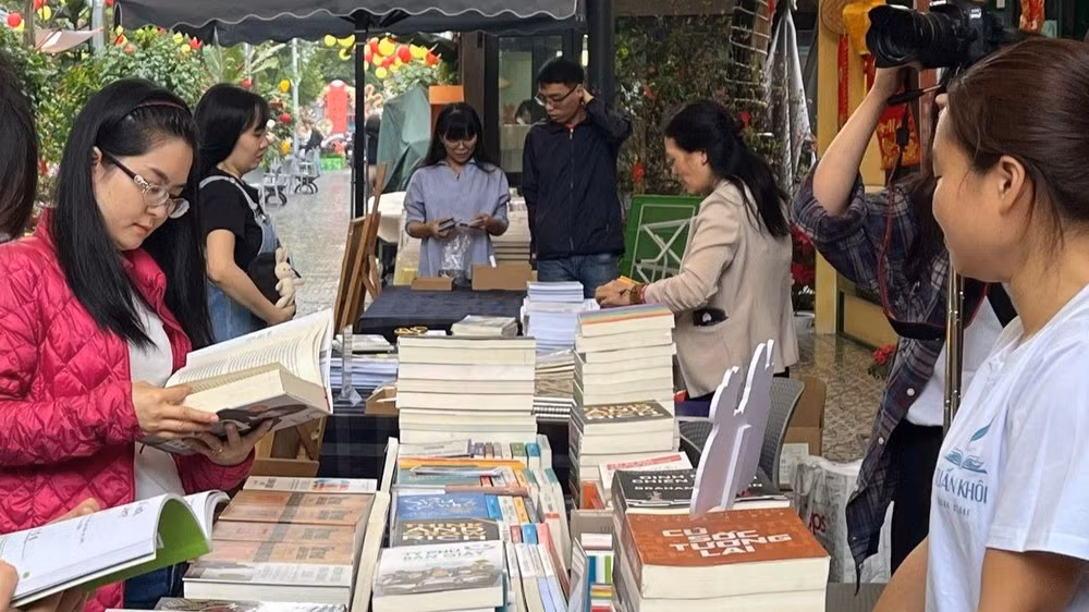 Phiên chợ khuyến đọc lần thứ 5 thu hút nhiều bạn trẻ quan tâm