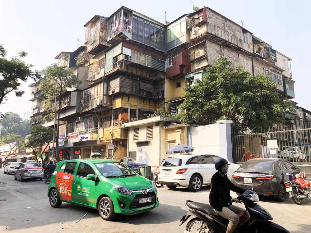Nhiều khu nhà chung cư ở Hà Nội đã xuống cấp cần được cải tạo và xây dựng lại. (Ảnh XUÂN TOÀN) Nhiều khu nhà chung cư ở Hà Nội đã xuống cấp cần được cải tạo và xây dựng lại. (Ảnh XUÂN TOÀN)