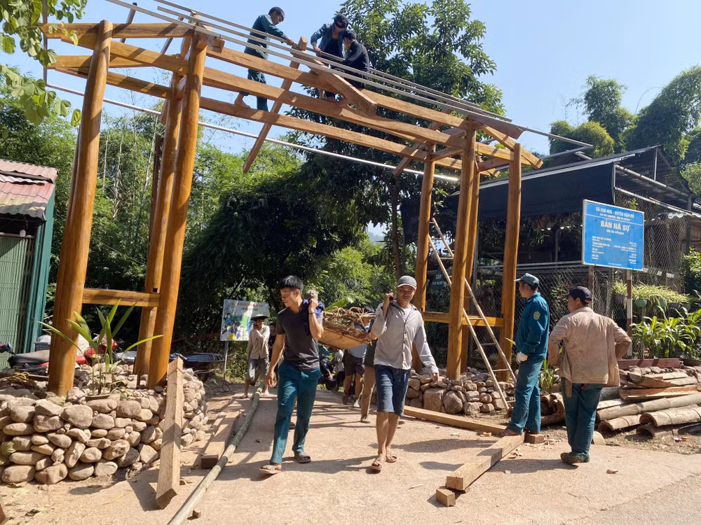 Hưởng ứng phong trào “Thêm việc tốt mỗi ngày”, bà con các dân tộc xã Chà Nưa, huyện Nậm Pồ, tỉnh Điện Biên đóng góp ngày công cải tạo cảnh quan làng bản.