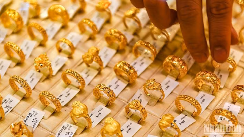 Giá vàng trong nước tăng mạnh.