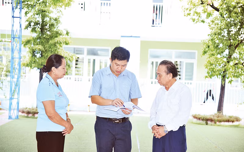 Cán bộ Ban tổ chức Thị ủy Kỳ Anh trao đổi nghiệp vụ, kỹ năng công tác cùng cấp ủy viên, lãnh đạo Công ty cổ phần Phát triển giáo dục HBE.