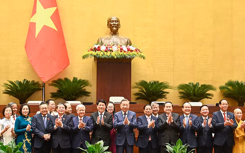 Các đồng chí lãnh đạo Đảng, Nhà nước, Quốc hội và các đại biểu tại phiên bế mạc. (Ảnh THỦY NGUYÊN)