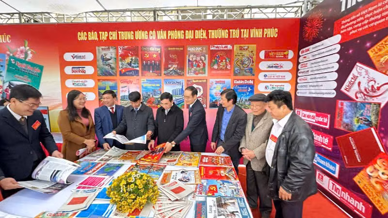 Các đại biểu tham quan gian trưng bày báo, tạp chí Trung ương.