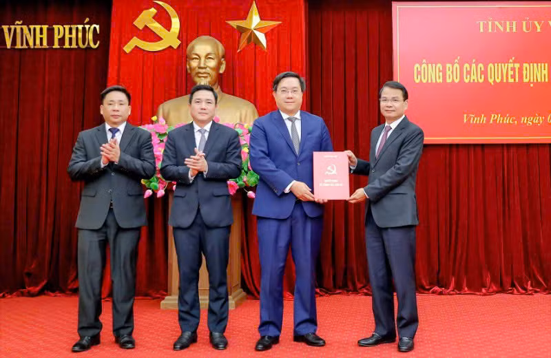 Bí thư Tỉnh ủy Đặng Xuân Phong trao Quyết định của Tỉnh ủy về thành lập Đảng bộ Ủy ban nhân dân tỉnh Vĩnh Phúc trực thuộc Tỉnh ủy.
