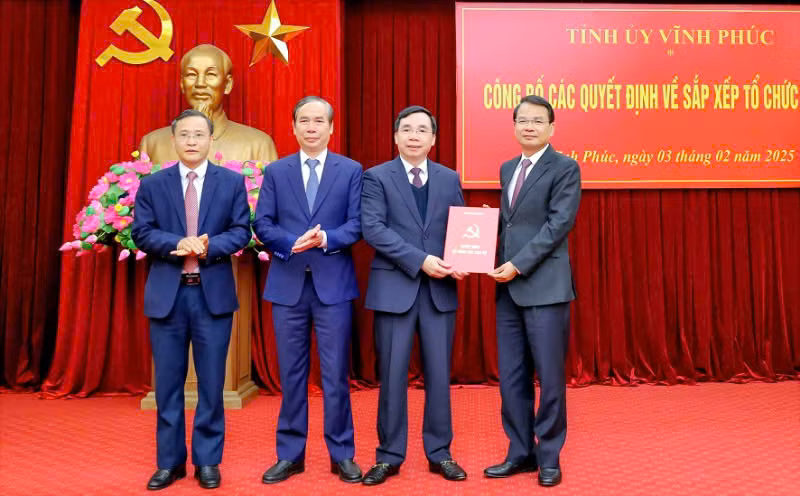 Bí thư Tỉnh ủy Đặng Xuân Phong trao Quyết định về thành lập Đảng bộ Các cơ quan Đảng tỉnh Vĩnh Phúc trực thuộc Tỉnh ủy.
