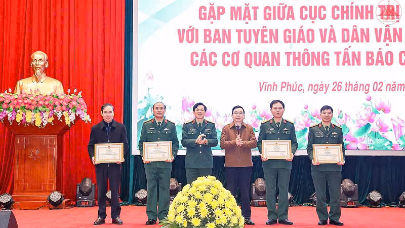 Lãnh đạo Bộ Tư lệnh Quân khu 2 và tỉnh Vĩnh Phúc trao bằng khen cho các tập thể. 