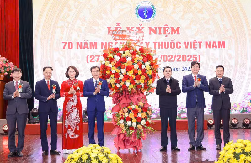 Lãnh đạo tỉnh Vĩnh Phúc chúc mừng ngành y tế.