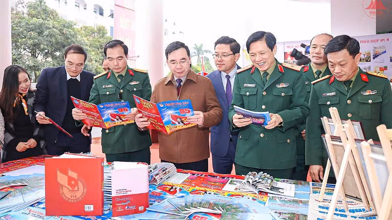 Các đại biểu tham quan gian trưng bày báo chí.