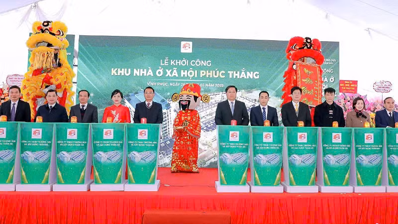 Lãnh đạo tỉnh Vĩnh Phúc và Chủ đầu tư thực hiện nghi thức khởi công dự án.