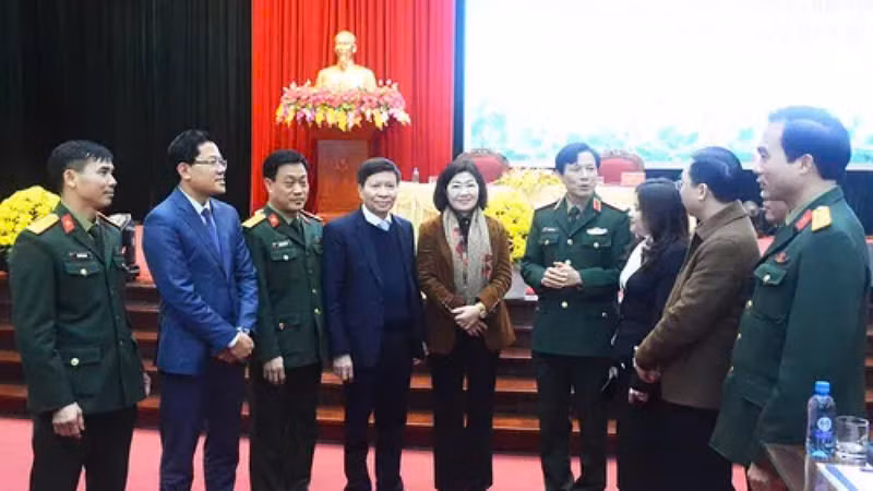 Các đại biểu trao đổi kinh nghiệm tuyên truyền.