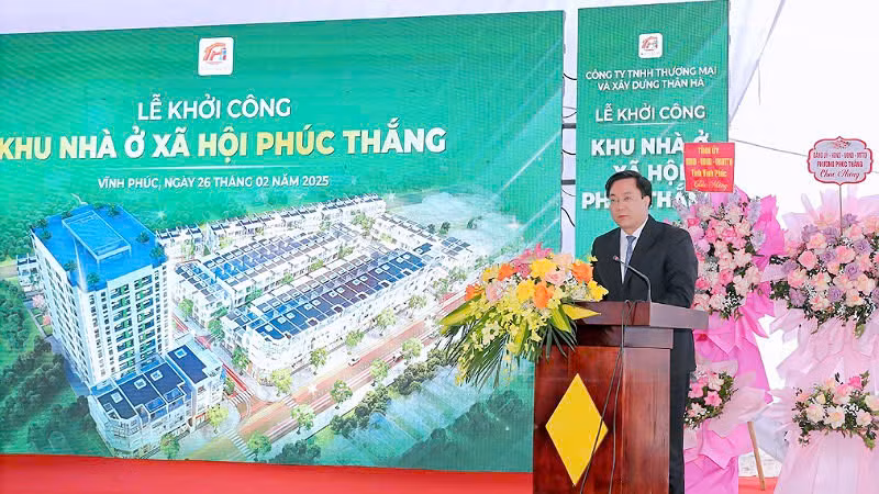Chủ tịch Ủy ban nhân dân tỉnh Trần Duy Đông phát biểu ý kiến.