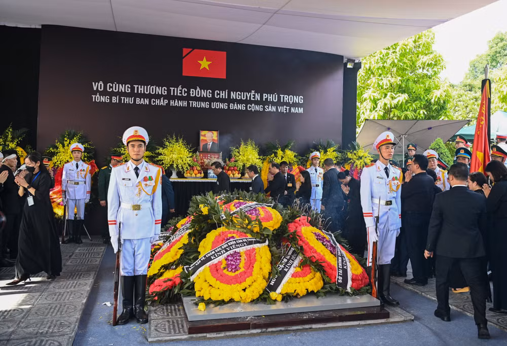 Sau nghi thức đóng mộ, những vòng hoa tươi được phủ lên. Sau nghi thức đóng mộ, những vòng hoa tươi được phủ lên.