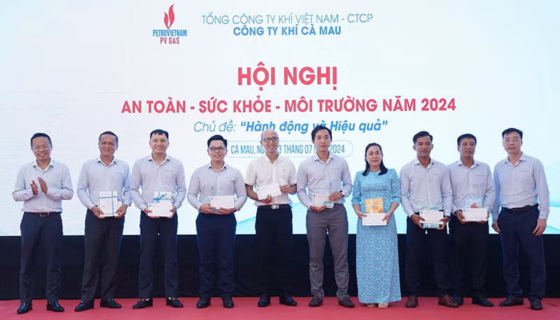 Khen thưởng các điển hình xuất sắc trong công tác An toàn - Sức khỏe - Môi trường năm 2023 Khen thưởng các điển hình xuất sắc trong công tác An toàn - Sức khỏe - Môi trường năm 2023