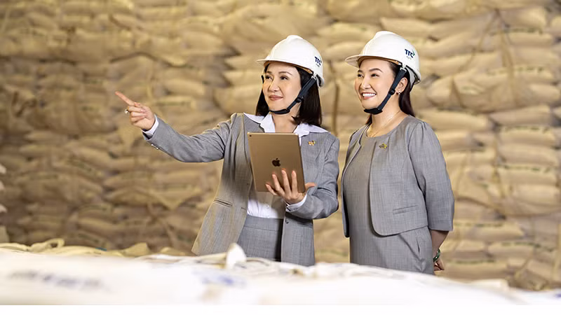 Bà Huỳnh Bích Ngọc – Chủ tịch TTC AgriS (bên trái) cùng con gái Đặng Huỳnh Ức My – Phó Chủ tịch TTC AgriS (bên phải): Sức mạnh tình thân và nội lực kế thừa giữahai thế hệ nữ lãnh đạo tiên phong đổi mới nền nông nghiệp hiện đại quốc gia