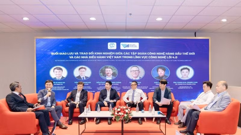 Các chuyên gia, đại diện các trường, doanh nghiệp chia sẻ sôi nổi tại phiên thảo luận.