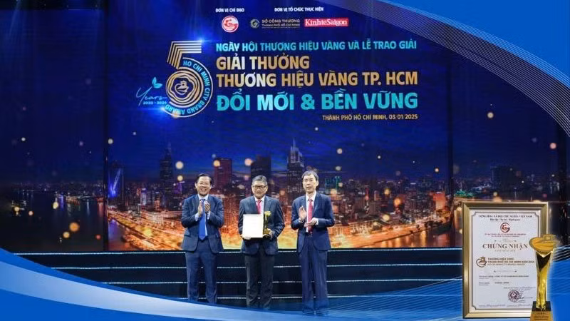 Đại diện lãnh đạo BMP nhận Giải thưởng Thương hiệu Vàng Thành phố Hồ Chí Minh năm 2025.