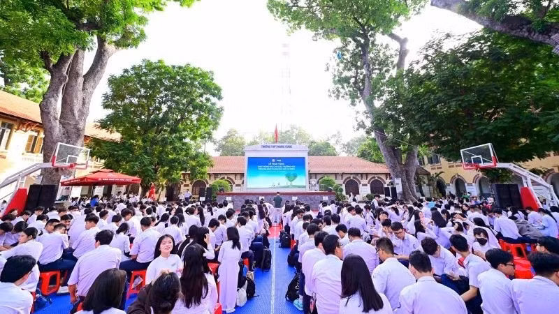 Quang cảnh Lễ trao tặng 1.600 thùng rác cho hơn 120 trường học tại Thành phố Hồ Chí Minh. Quang cảnh Lễ trao tặng 1.600 thùng rác cho hơn 120 trường học tại Thành phố Hồ Chí Minh.