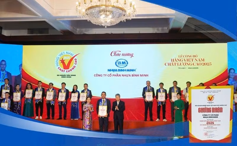 Đại diện BMP nhận danh hiệu Hàng Việt Nam chất lượng cao năm 2025.