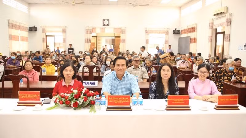 Quang cảnh chương trình trao quà Tết Ất Tỵ 2025 cho 250 hộ nghèo ở huyện Đức Hòa.