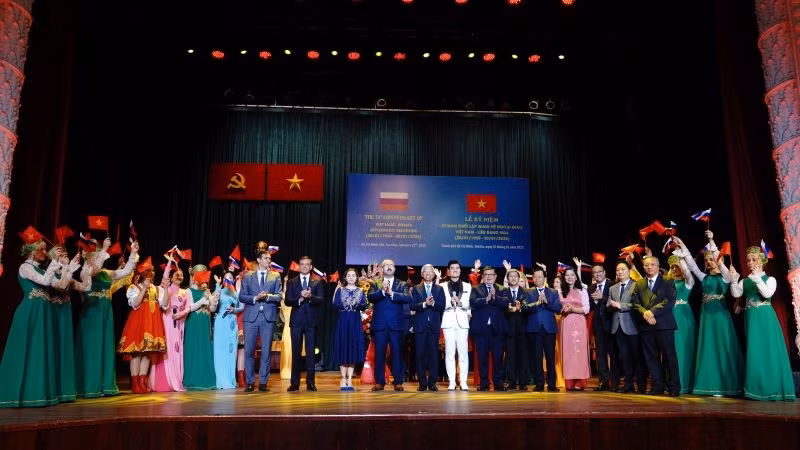 Các đại biểu chụp ảnh lưu niệm tại Lễ kỷ niệm 75 năm thiết lập quan hệ ngoại giao Việt-Nga. (Ảnh: THẾ ANH)